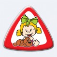 Nálepka 3D trojuholník dieťa v aute - dievča s psíkom